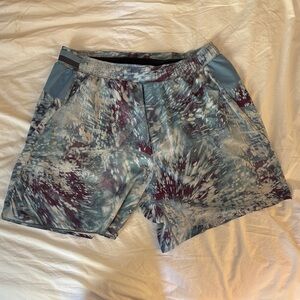 lululemon athletica Blue Patterned Athletic Shorts - size L